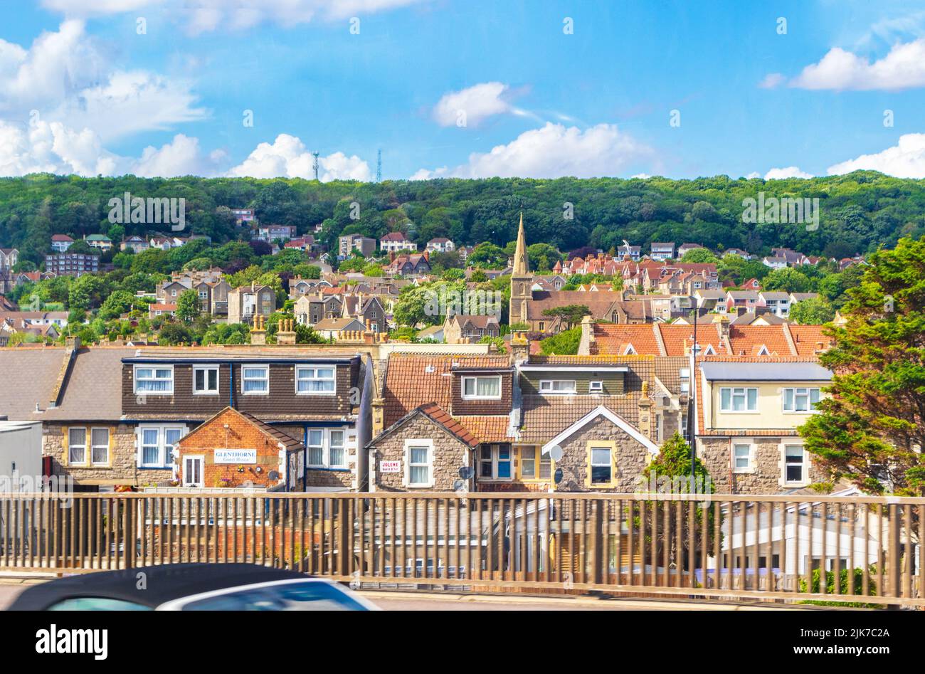 Vista sulla strada a Weston-super-Mare al tramonto - una città sul mare nel Somerset del Nord, Inghilterra. Foto Stock