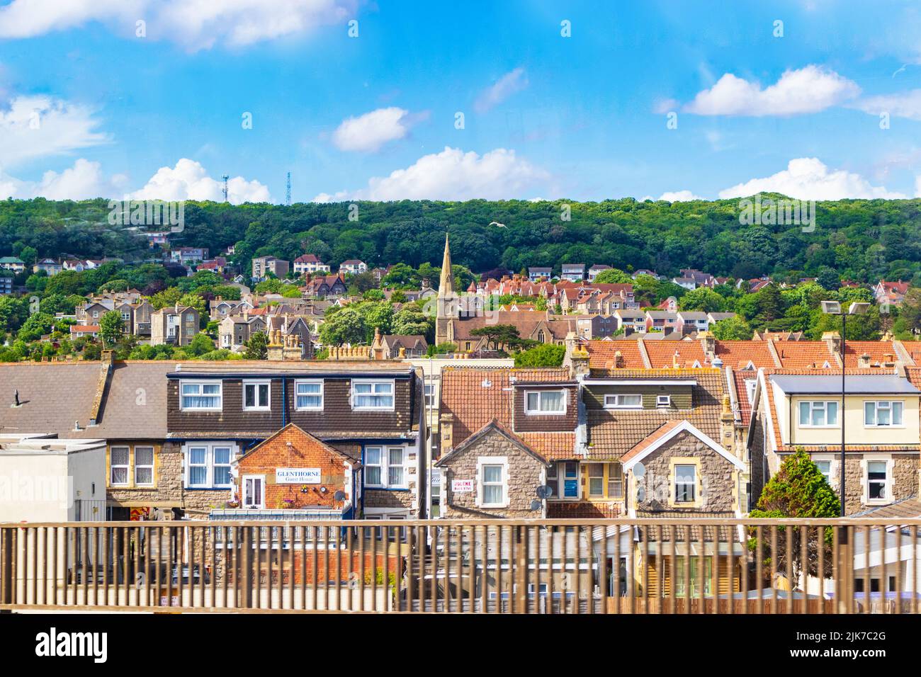 Vista sulla strada a Weston-super-Mare al tramonto - una città sul mare nel Somerset del Nord, Inghilterra. Foto Stock