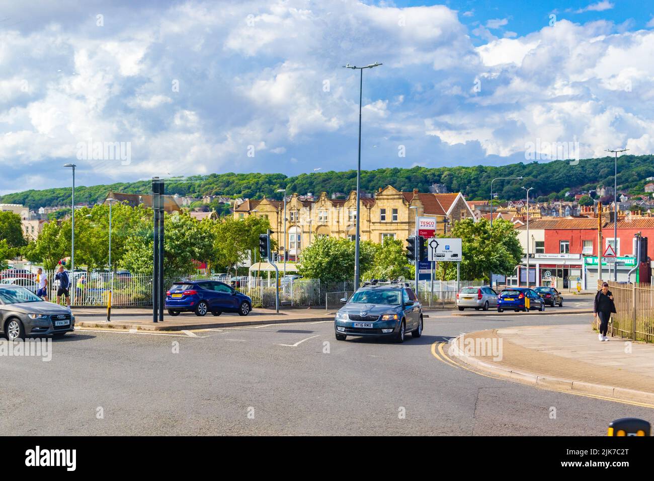 Vista sulla strada a Weston-super-Mare al tramonto - una città sul mare nel Somerset del Nord, Inghilterra. Foto Stock