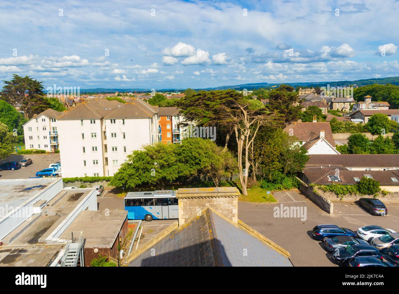 Vista sulla strada a Weston-super-Mare al tramonto - una città sul mare nel Somerset del Nord, Inghilterra. Foto Stock