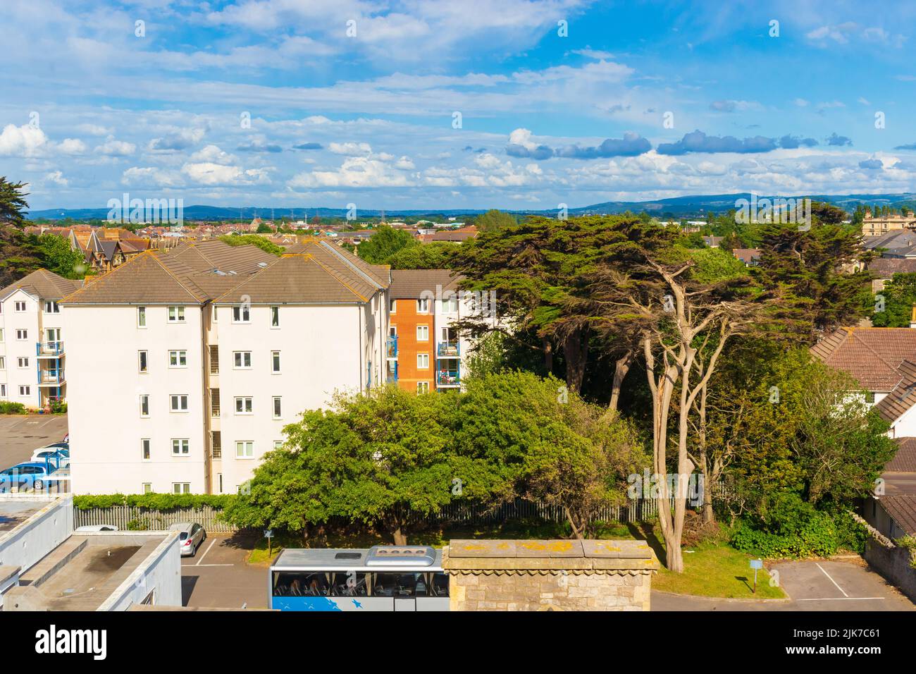 Vista sulla strada a Weston-super-Mare al tramonto - una città sul mare nel Somerset del Nord, Inghilterra. Foto Stock