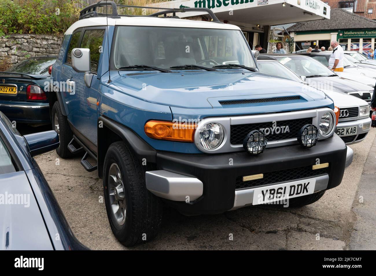 SUV Blue Toyota FJ Cruiser parcheggiato al salone di auto d'epoca nello Yorkshire Foto Stock