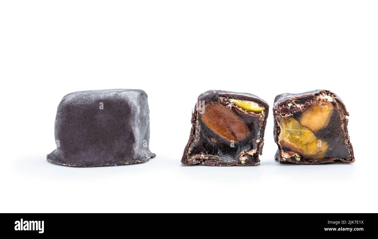 Delizia turca con fistachio e mandorla ricoperta di cioccolato isolato su bianco Foto Stock