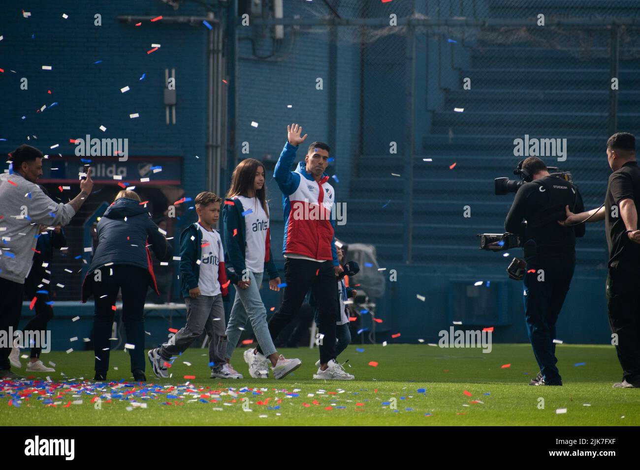 Montevideo, Uruguay. 31st luglio 2022. Luis Suarez (M) e i suoi figli alla sua presentazione in occasione del suo ritorno al Club Nacional de Football. Credit: Gianni Schiaffarino/dpa/Alamy Live News Foto Stock