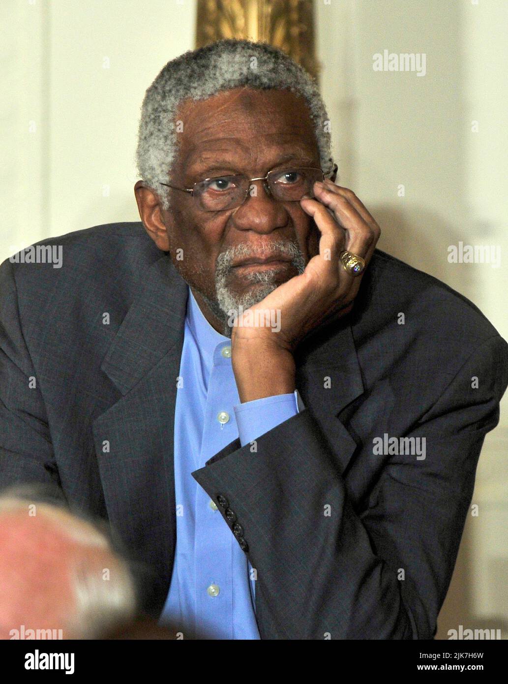L'ex capitano dei Boston Celtics Bill Russell ascolta il presidente degli Stati Uniti Barack Obama e la prima signora Michelle Obama onorare lui e gli altri destinatari della medaglia della libertà del 2010, "Il più alto onore civile della nazione offerto a persone che hanno dato contributi particolarmente meritori alla sicurezza o agli interessi nazionali degli Stati Uniti, alla pace mondiale, O a iniziative culturali o di altro genere, pubbliche o private, in una cerimonia nella Sala Est della Casa Bianca a Washington, DC Martedì, Febbraio 15, 2011.Credit: Ron Sachs/CNP/Sipa USA Foto Stock