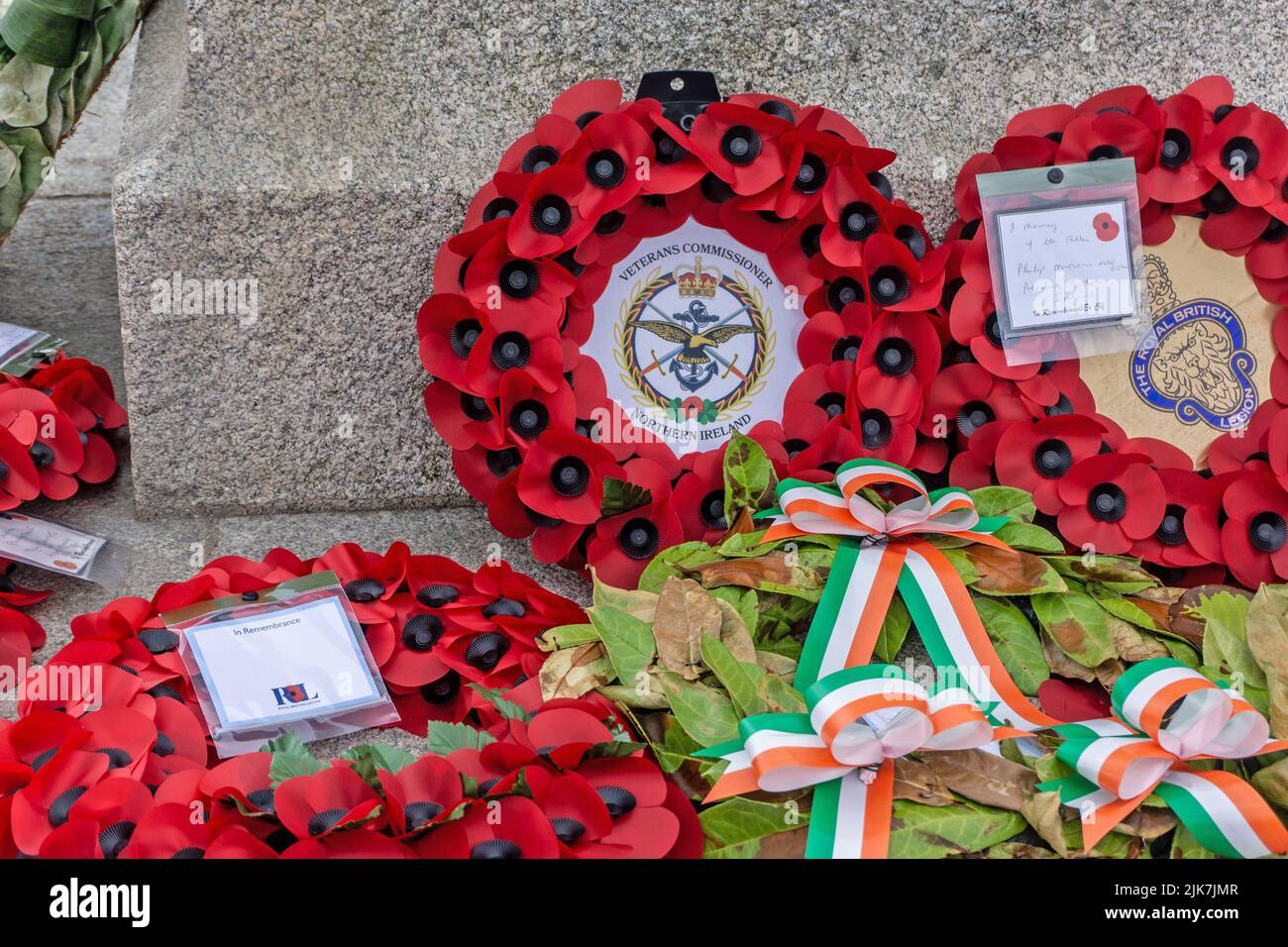Una corona di papavero deposta dal commissario dei veterani degli NI nei Giardini nazionali di memoria della Guerra d'Irlanda commemorando 60.000 irlandesi morti nel WW1 WW2 Foto Stock
