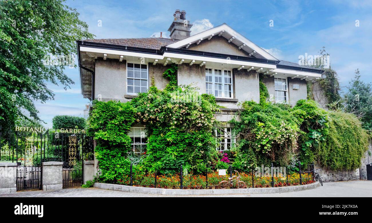 La casa coperta dell'arrampicatore all'ingresso dei Giardini Botanici nazionali a Dublino, Irlanda. Foto Stock