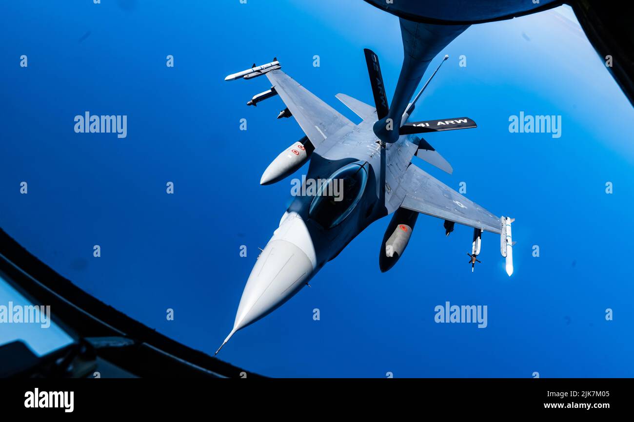Mare Adriatico, Italia. 28 luglio 2022. Un aereo da combattimento americano F-16 Fighting Falcon, assegnato alla 31st Fighter Wing, si avvicina a un KC-135 Stratotanker che si rifornisce di velivolo durante una missione di addestramento della NATO, 28 luglio 2022 sul Mare Adriatico. Credit: SSgt Kevin Long/U.S. Air Force/Alamy Live News Foto Stock