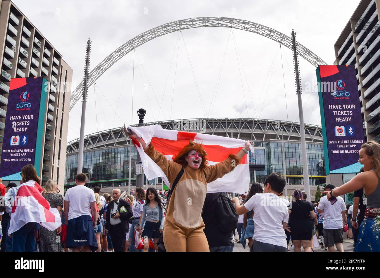 Londra, Regno Unito. 31st luglio 2022. Un fan dell'Inghilterra che indossa un costume da leone ha una bandiera inglese fuori dallo stadio di Wembley, davanti alla finale di calcio dell'euro femminile UEFA, con l'Inghilterra che gioca contro la Germania. Credit: SOPA Images Limited/Alamy Live News Foto Stock