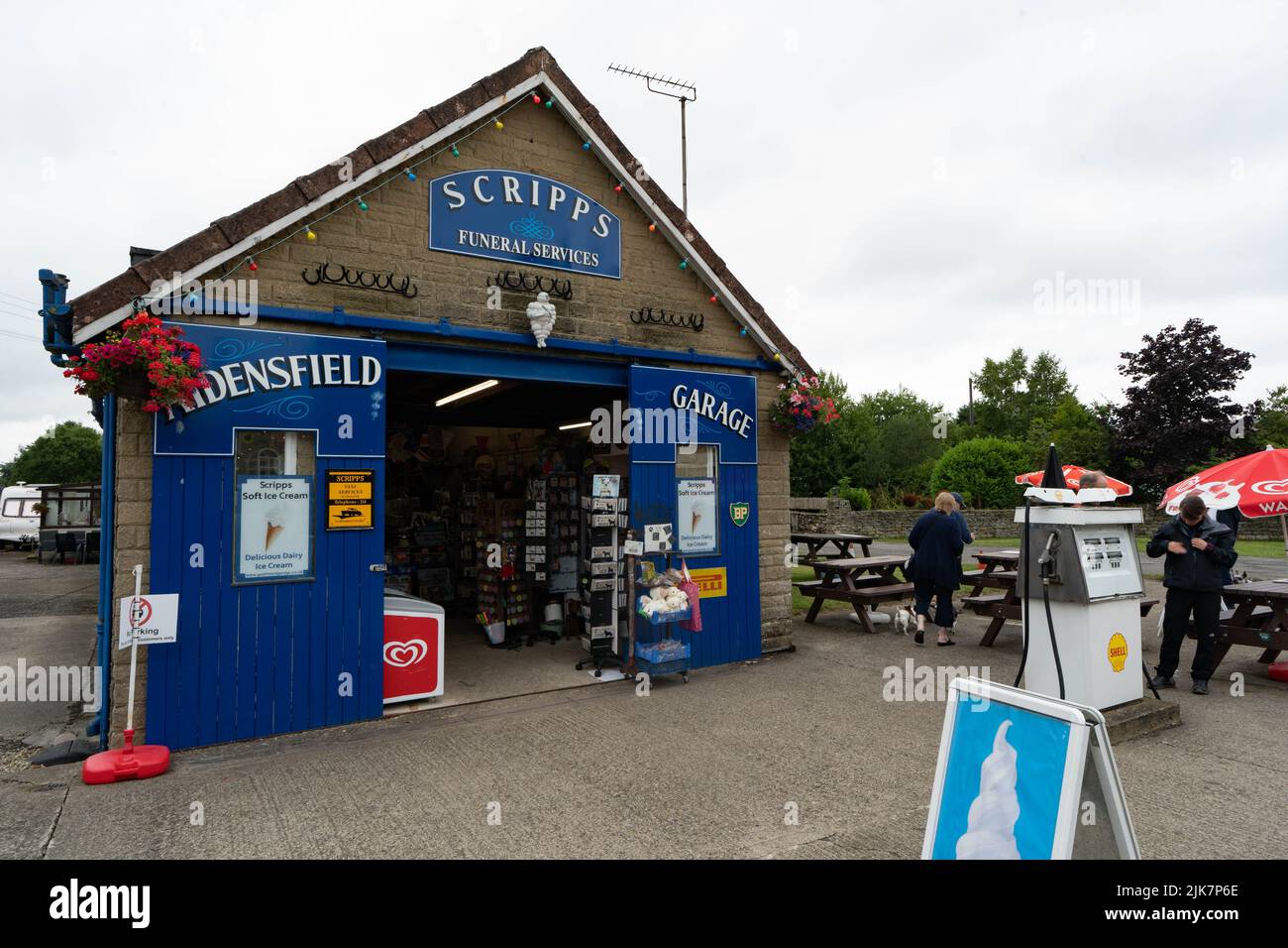 Negozio nel garage Scripps Funeral Services con esterno blu e clienti nell'area salotto esterna Foto Stock