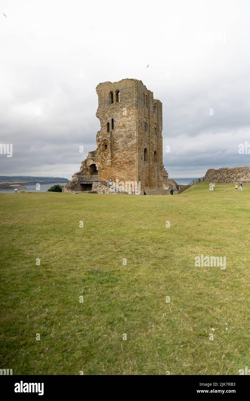 Il castello di Scarborough conserva le rovine sulla cima della scogliera che si affaccia sulla costa del Mare del Nord Foto Stock