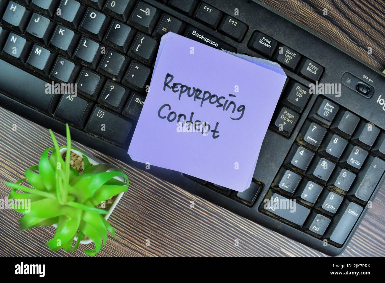 Concetto di ridefinizione del contenuto scrivere su note adesive isolate su tavola di legno. Foto Stock