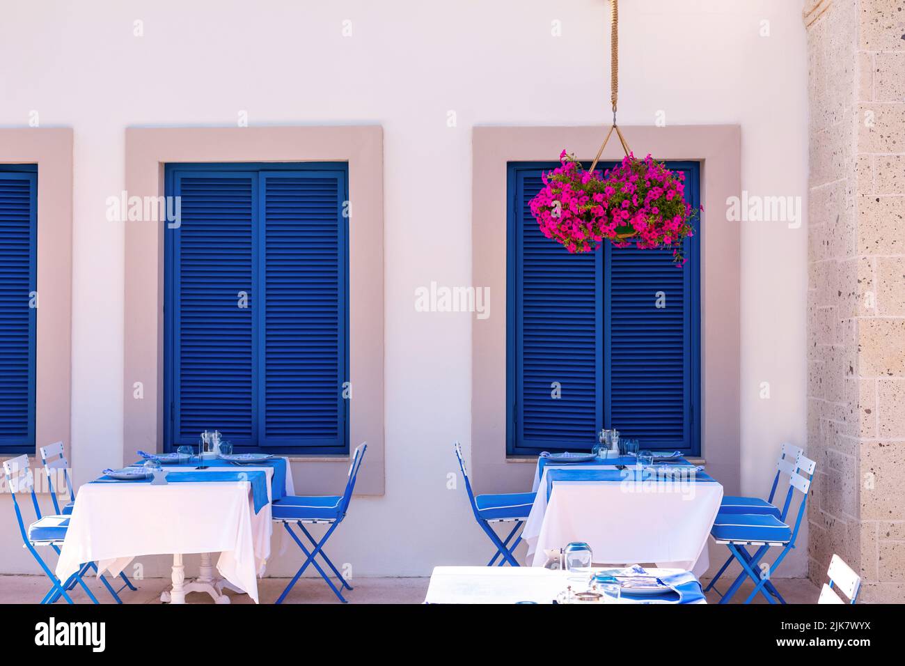 Un ristorante di concetto blu e bianco. Foto Stock