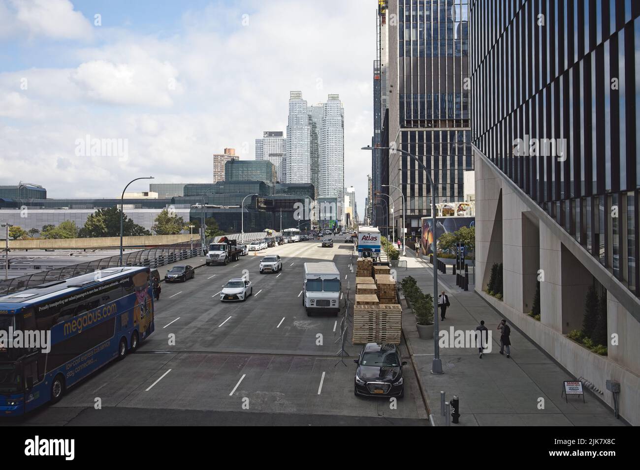 New York, NY, USA - 1 ago 2022: Guardando verso nord sulla 11th Avenue come visto dalla New York High Line Foto Stock