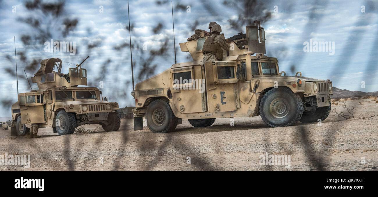 Humvees prima dell'esecuzione del corso di operazioni mobili sulla gamma 205A durante l'esercizio di addestramento integrato 4-22 al Marine Corps Air-Ground Combat Center, Twentynine Palms, California, 29 luglio 2022. Il corso sulle operazioni mobili sfida gli elementi di supporto della Marine Air-Ground Task Force a rispondere al contatto fornendo allo stesso tempo forniture logistiche ad altri elementi del MAGTF. ITX è progettato per fornire alle grandi forze l'opportunità di comandare e controllare i propri Marines attraverso un programma di tiro dal vivo che incorpora ogni elemento del MAGTF. (STATI UNITI Foto del corpo marino di Sgt. Matteo te Foto Stock