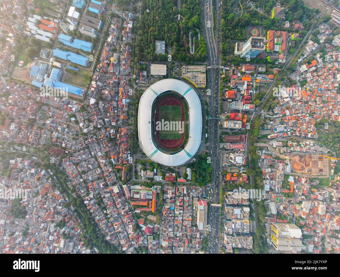 Vista aerea dello stadio più grande di Bekasi da droni e nuvole di rumore.  Bekasi, Indonesia, 1 agosto 2022 Foto stock - Alamy