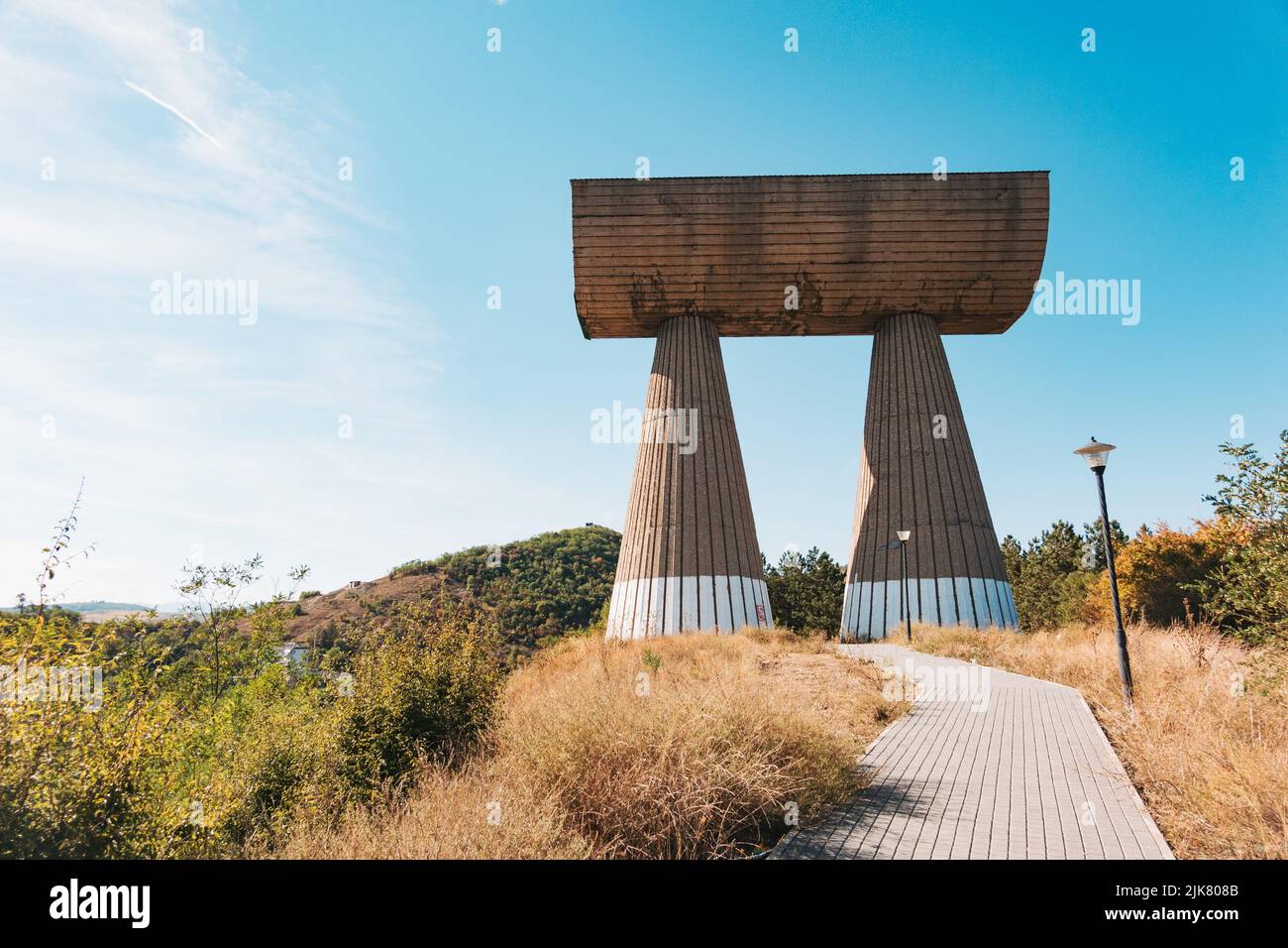 Il Monumento ai partigiani serbi ed albanesi, uno spomenik (memoriale di guerra jugoslavo) nella città di Mitrovica, Kosovo. Eretta nel 1973 Foto Stock