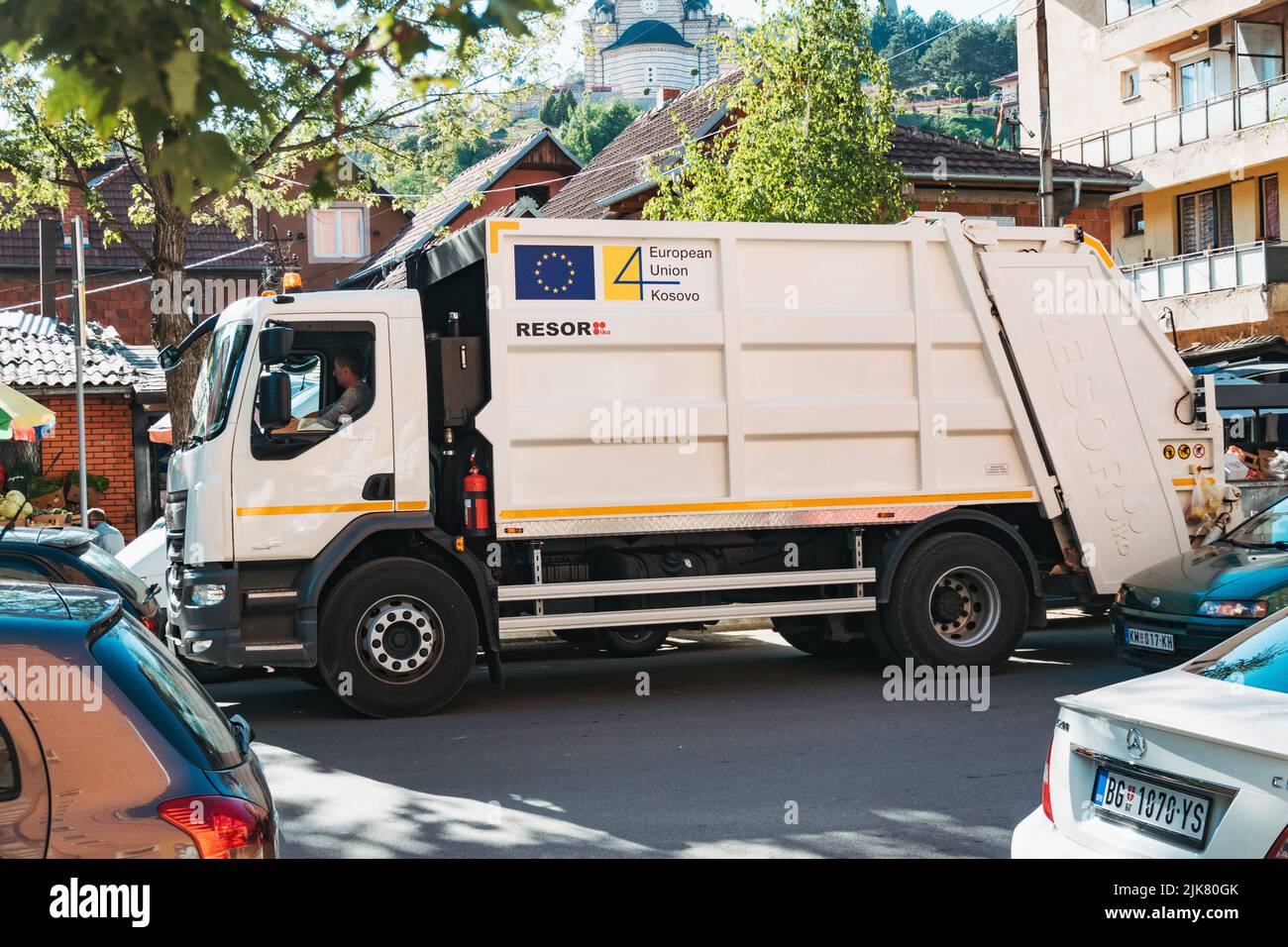 Un camion dei rifiuti sponsorizzato dall'Unione europea raccoglie i rifiuti dalle strade di North Kosovska Mitrovica, Kosovo Foto Stock