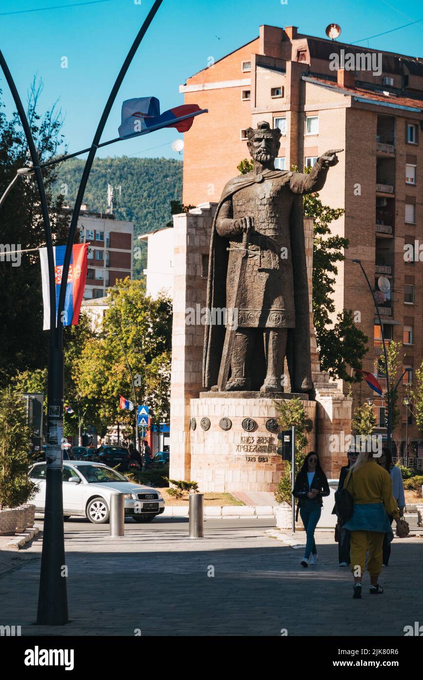 Una grande statua del Principe Lazar di Serbia nel nord di Kosovska Mitrovica, un'enclave serba nella città di Mitrovica, Kosovo Foto Stock