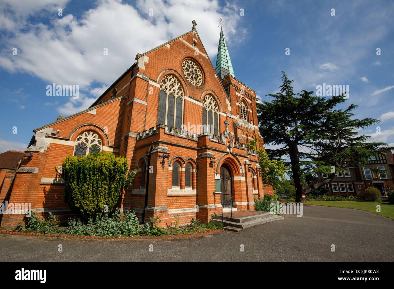 Chiesa di San Pietro, una chiesa vittoriana costruita in mattoni rossi. Staines-upon-Thames, sito di riprese per il film The Omen. Foto Stock