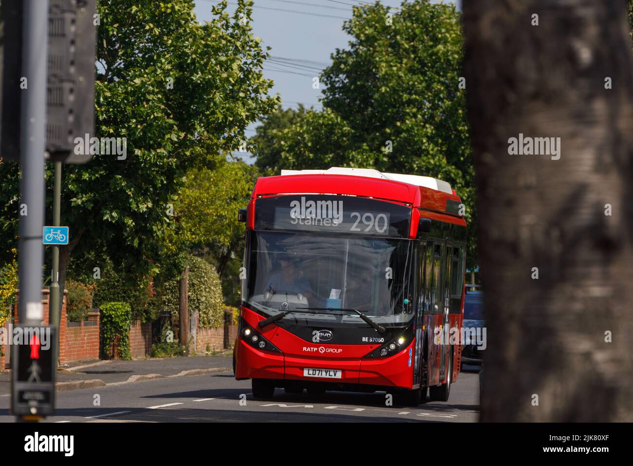 Un autobus rosso di Londra, tipo Alexander Dennis Enviro200 MMC, serie BYD K, che guida verso Staines a West London Foto Stock