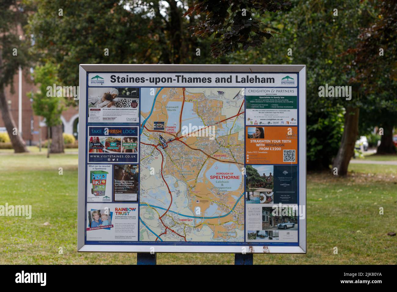 Un cartello pubblicitario e una mappa del Borough di Spelthorne, al di fuori degli uffici del consiglio a Staines on Thames Foto Stock