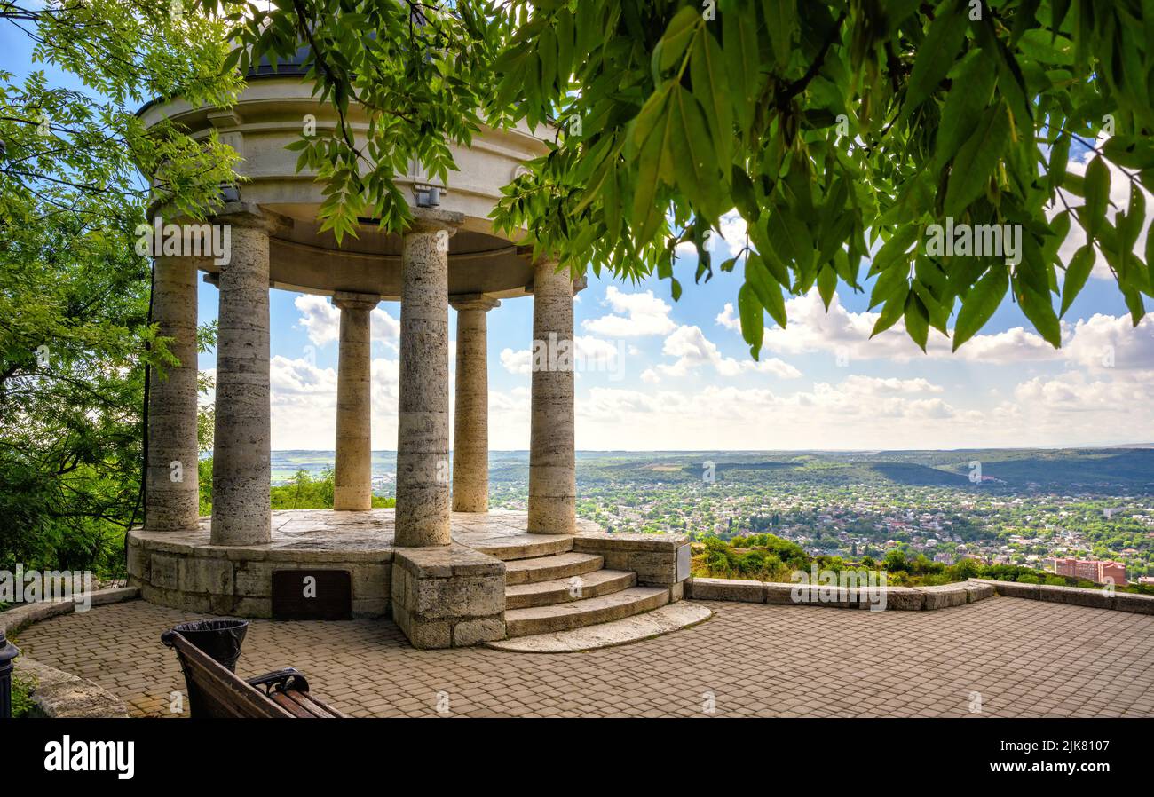 Arpa Eoliana Rotunda a Pyatigorsk, Stavropol Krai, Russia. E' un punto di riferimento storico di Pyatigorsk installato nel 1831. Scenario di vecchio arbor bello su ma Foto Stock