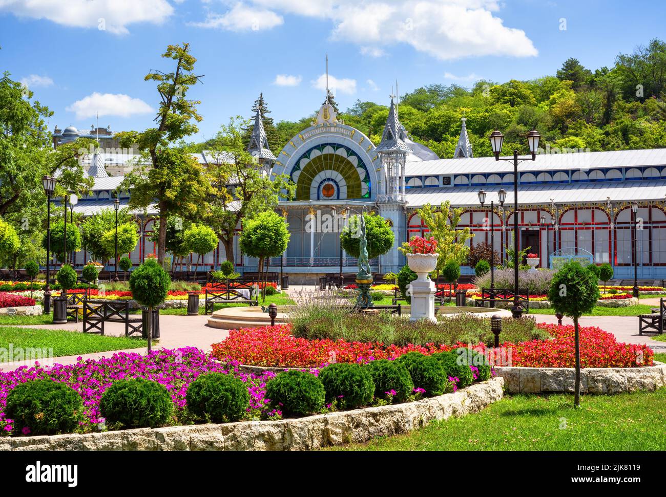 Parco Flower Garden a Pyatigorsk, Russia. Bellissimo paesaggio del centro di Pyatigorsk in estate. Questo luogo è attrazione turistica di Pyatigorsk in S. Foto Stock