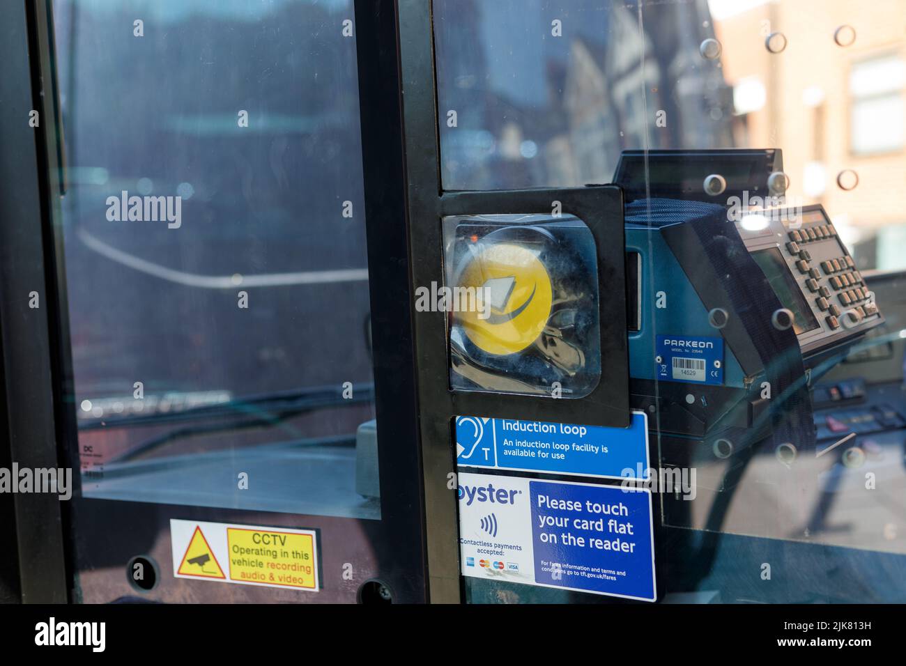 Un London Bus TAP and Go a pagamento terminal e segnaletica coperta da uno schermo di plastica sporco sulla parte anteriore dell'autobus presso il conducente cockpit Foto Stock