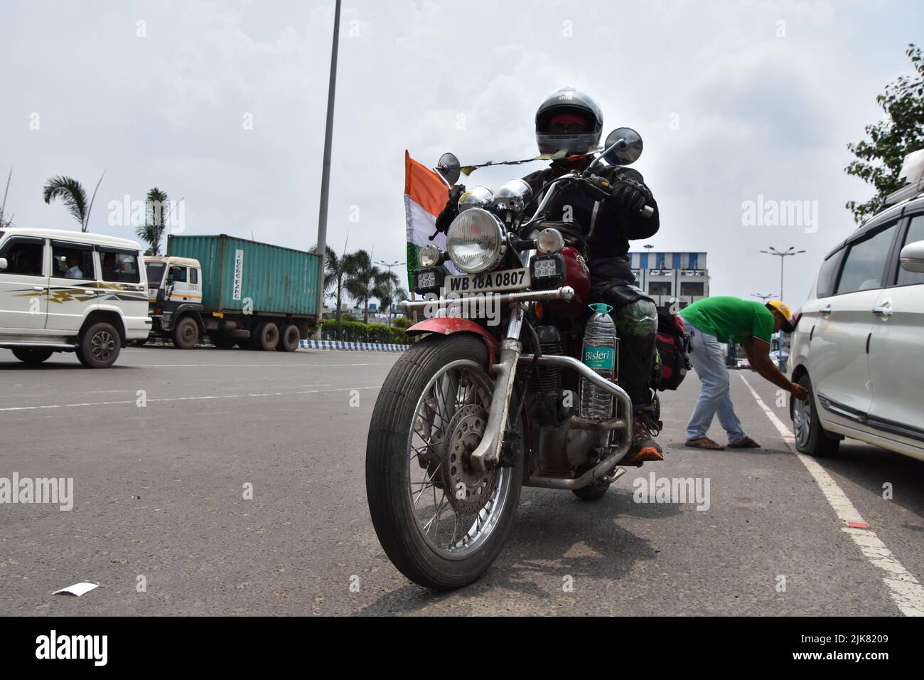 Motociclisti che corrono sulla Kona Expressway (NH 117) ad Howrah all'evento di 'Sagar Theke Pahare' - un raduno di auto e moto Indo-Bangladesh e una spedizione di alpinismo da Gangasagar a Mt. Yunam (20.000ft) a Lahaul e Spiti, Himachal Pradesh via Kolkata, Bandel, Dhanbad, Varanasi, Agra, Delhi, Bilaspur, Manali, Gispa e Bharatpur su strada che copre più di 2500 km, con acqua Santa di Baia di Bengala e bandiera dell'India, per raggiungere alla vetta il 15th agosto, 2022 in occasione della Giornata dell'Indipendenza 75th di India.An un'altra squadra del Bangladesh è prevista per unirsi da Delhi con l'acqua Santa di Foto Stock