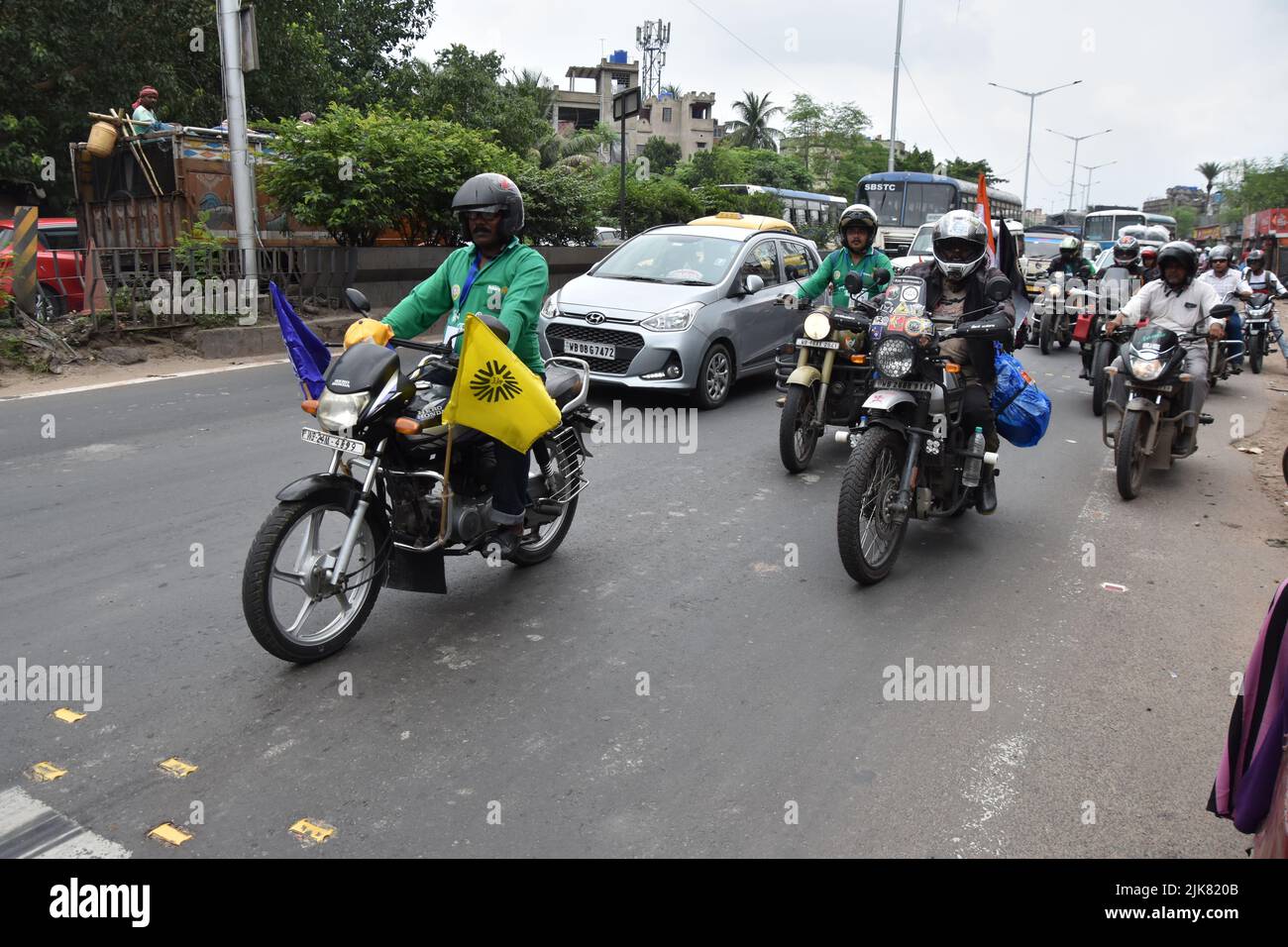 Motociclisti che corrono sulla Kona Expressway (NH 117) ad Howrah all'evento di 'Sagar Theke Pahare' - un raduno di auto e moto Indo-Bangladesh e una spedizione di alpinismo da Gangasagar a Mt. Yunam (20.000ft) a Lahaul e Spiti, Himachal Pradesh via Kolkata, Bandel, Dhanbad, Varanasi, Agra, Delhi, Bilaspur, Manali, Gispa e Bharatpur su strada che copre più di 2500 km, con acqua Santa di Baia di Bengala e bandiera dell'India, per raggiungere alla vetta il 15th agosto, 2022 in occasione della Giornata dell'Indipendenza 75th di India.An un'altra squadra del Bangladesh è prevista per unirsi da Delhi con l'acqua Santa di Foto Stock