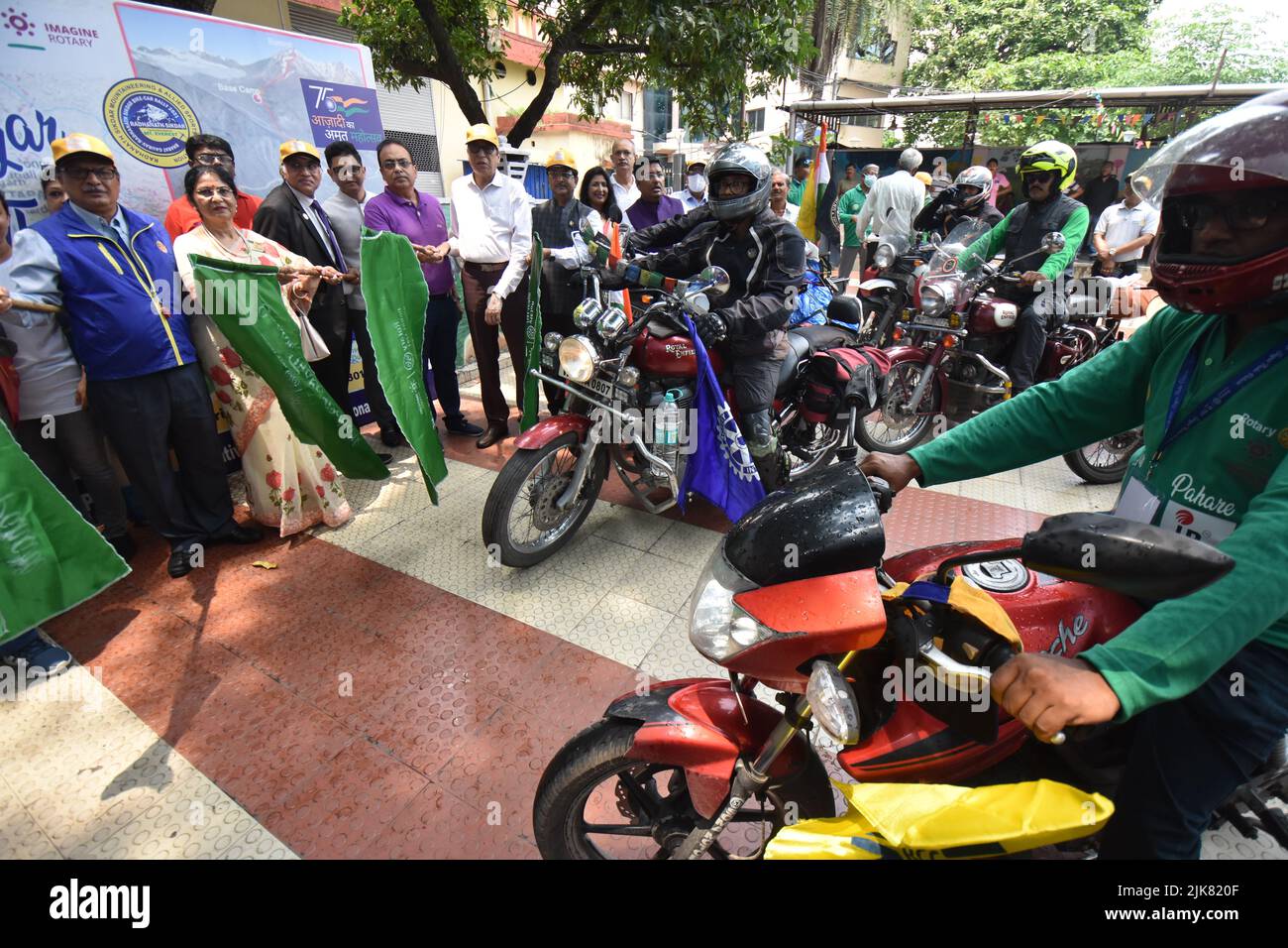 'Agar Theke Pahare' - un raduno di auto e moto Indo-Bangladesh e una spedizione di alpinismo da Gangasagar a Mt. Yunam (20.000ft) a Lahaul e Spiti, Himachal Pradesh via Kolkata, Bandel, Dhanbad, Varanasi, Agra, Delhi, Bilaspur, Manali, Gispa e Bharatpur su strada che copre più di 2500 km, con acqua Santa di Baia di Bengala e bandiera dell'India, per raggiungere alla vetta il 15th agosto, 2022 in occasione della Giornata dell'Indipendenza 75th di India.An un'altra squadra del Bangladesh è prevista per unirsi da Delhi con l'acqua Santa di Baia di Bengala da Chittagong. Durante l'intero viaggio si promoterà Foto Stock
