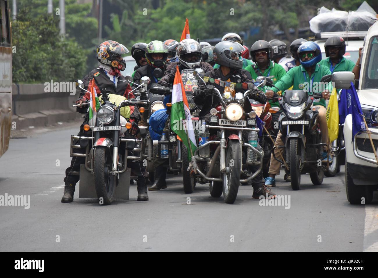 Motociclisti che corrono sulla Kona Expressway (NH 117) ad Howrah all'evento di 'Sagar Theke Pahare' - un raduno di auto e moto Indo-Bangladesh e una spedizione di alpinismo da Gangasagar a Mt. Yunam (20.000ft) a Lahaul e Spiti, Himachal Pradesh via Kolkata, Bandel, Dhanbad, Varanasi, Agra, Delhi, Bilaspur, Manali, Gispa e Bharatpur su strada che copre più di 2500 km, con acqua Santa di Baia di Bengala e bandiera dell'India, per raggiungere alla vetta il 15th agosto, 2022 in occasione della Giornata dell'Indipendenza 75th di India.An un'altra squadra del Bangladesh è prevista per unirsi da Delhi con l'acqua Santa di Foto Stock