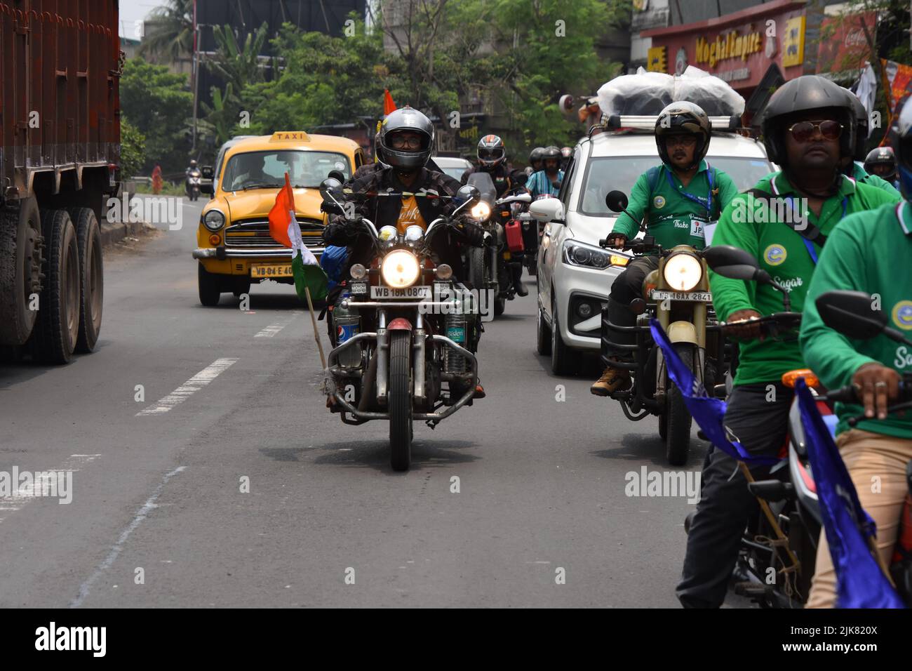 Motociclisti che corrono sulla Kona Expressway (NH 117) ad Howrah all'evento di 'Sagar Theke Pahare' - un raduno di auto e moto Indo-Bangladesh e una spedizione di alpinismo da Gangasagar a Mt. Yunam (20.000ft) a Lahaul e Spiti, Himachal Pradesh via Kolkata, Bandel, Dhanbad, Varanasi, Agra, Delhi, Bilaspur, Manali, Gispa e Bharatpur su strada che copre più di 2500 km, con acqua Santa di Baia di Bengala e bandiera dell'India, per raggiungere alla vetta il 15th agosto, 2022 in occasione della Giornata dell'Indipendenza 75th di India.An un'altra squadra del Bangladesh è prevista per unirsi da Delhi con l'acqua Santa di Foto Stock
