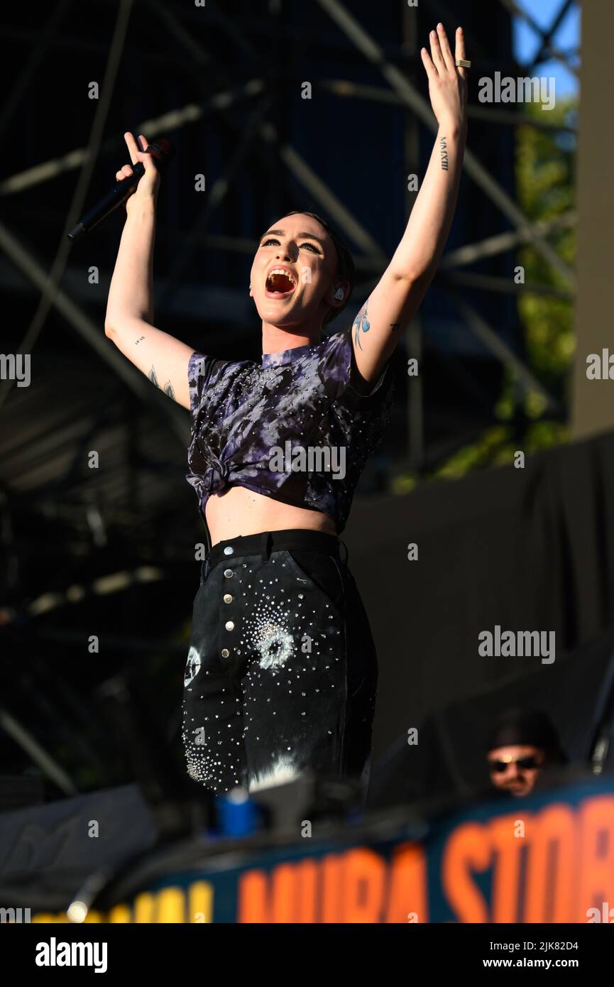 Lucca, Italia. 31st luglio 2022. Mara Sattei in concerto fuori dalle mura storiche della città di Lucca durante il festival estivo di Lucca. Credit: Stefano dalle Luche/Alamy Live News Foto Stock
