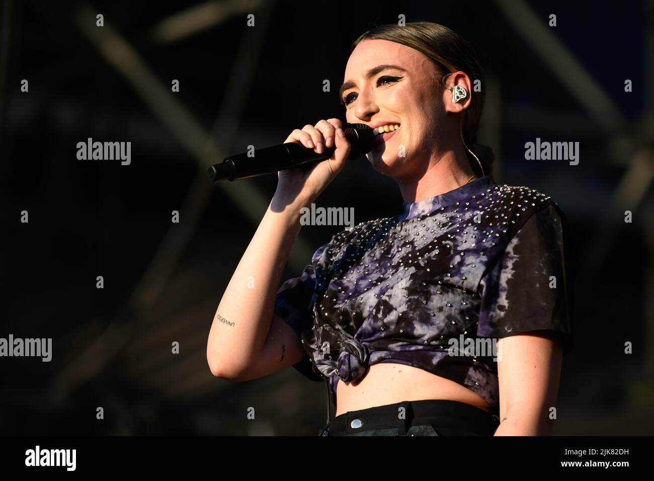 Lucca, Italia. 31st luglio 2022. Mara Sattei in concerto fuori dalle mura storiche della città di Lucca durante il festival estivo di Lucca. Credit: Stefano dalle Luche/Alamy Live News Foto Stock