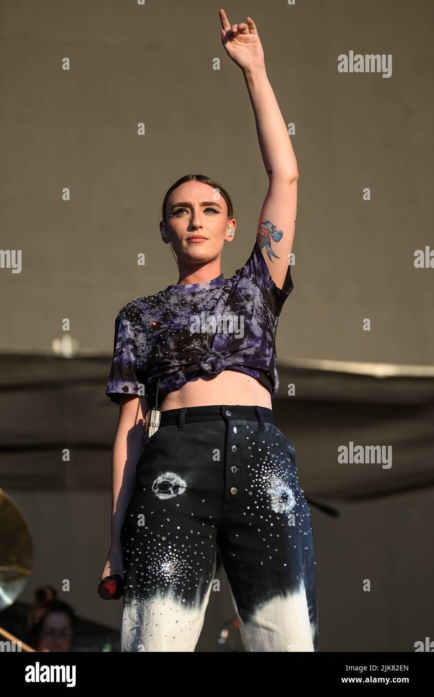 Lucca, Italia. 31st luglio 2022. Mara Sattei in concerto fuori dalle mura storiche della città di Lucca durante il festival estivo di Lucca. Credit: Stefano dalle Luche/Alamy Live News Foto Stock