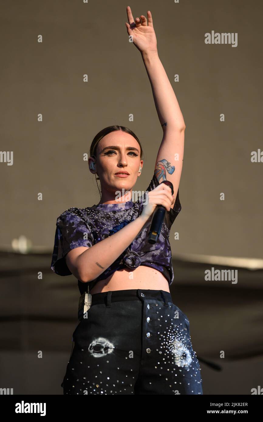 Lucca, Italia. 31st luglio 2022. Mara Sattei in concerto fuori dalle mura storiche della città di Lucca durante il festival estivo di Lucca. Credit: Stefano dalle Luche/Alamy Live News Foto Stock