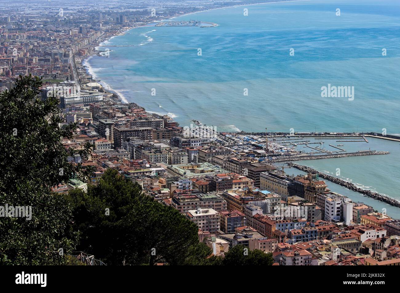 Vista panoramica sul Golfo di Salerno e sulla splendida città di Salerno in Campania. Foto Stock