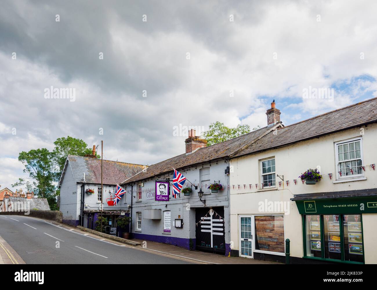 The George, un pub con un cartello George Orwell 1984 e bandiera Union Jack a Fordingbridge, un piccolo villaggio nella New Forest, Hampshire Foto Stock