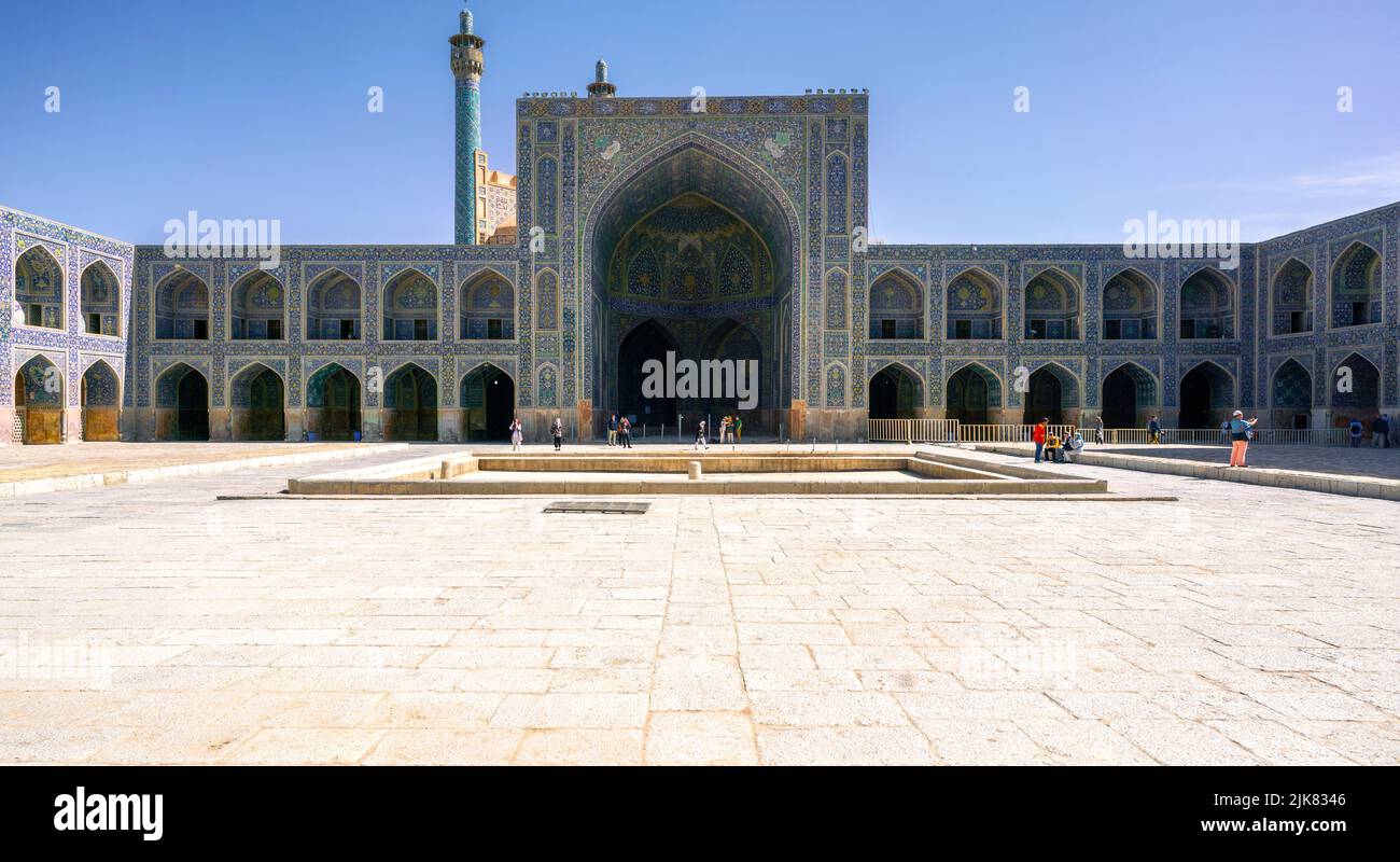 Isfahan, Iran - 04.20.2019: Cortile della Moschea blu Shah di Isfahan situato sul lato sud di Piazza Naghsh-e Jahan. Il patrimonio della dinastia Safavid Foto Stock