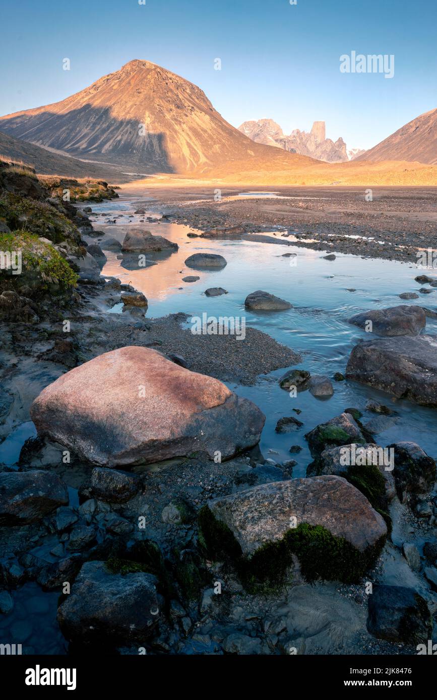 Letto sul fiume OWL vicino al monte Asgard nella remota valle artica, Passo Akshayuk, Nunavut. Bellissimo paesaggio artico nella mattina presto, soleggiata. Iconico Foto Stock