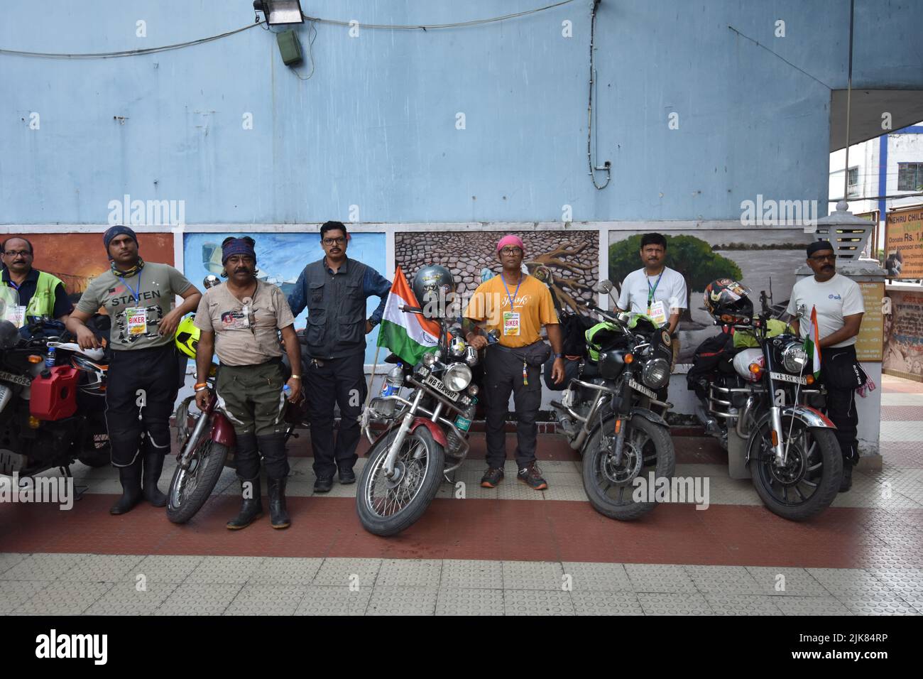 31 luglio 2022, Kolkata, Bengala Occidentale, India: 'Agar Theke Pahare' - un raduno di bici e auto Indo-Bangladesh e spedizione di alpinismo da Gangasagar a Mt. Yunam (20.000ft) a Lahaul e Spiti, Himachal Pradesh via Kolkata, Bandel, Dhanbad, Varanasi, Agra, Delhi, Bilaspur, Manali, Gispa e Bharatpur su strada che copre più di 2500 km, con acqua Santa di Baia di Bengala e bandiera dell'India, per raggiungere alla vetta il 15th agosto, 2022 in occasione della Giornata dell'Indipendenza 75th di India.An un'altra squadra del Bangladesh è prevista per unirsi da Delhi con l'acqua Santa di Baia di Bengala da Chitta Foto Stock