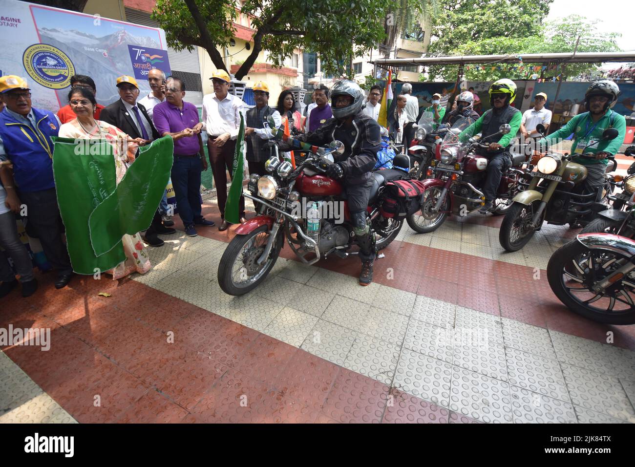 31 luglio 2022, Kolkata, Bengala Occidentale, India: 'Agar Theke Pahare' - un raduno di bici e auto Indo-Bangladesh e spedizione di alpinismo da Gangasagar a Mt. Yunam (20.000ft) a Lahaul e Spiti, Himachal Pradesh via Kolkata, Bandel, Dhanbad, Varanasi, Agra, Delhi, Bilaspur, Manali, Gispa e Bharatpur su strada che copre più di 2500 km, con acqua Santa di Baia di Bengala e bandiera dell'India, per raggiungere alla vetta il 15th agosto, 2022 in occasione della Giornata dell'Indipendenza 75th di India.An un'altra squadra del Bangladesh è prevista per unirsi da Delhi con l'acqua Santa di Baia di Bengala da Chitta Foto Stock