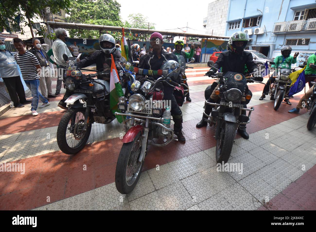 31 luglio 2022, Kolkata, Bengala Occidentale, India: 'Agar Theke Pahare' - un raduno di bici e auto Indo-Bangladesh e spedizione di alpinismo da Gangasagar a Mt. Yunam (20.000ft) a Lahaul e Spiti, Himachal Pradesh via Kolkata, Bandel, Dhanbad, Varanasi, Agra, Delhi, Bilaspur, Manali, Gispa e Bharatpur su strada che copre più di 2500 km, con acqua Santa di Baia di Bengala e bandiera dell'India, per raggiungere alla vetta il 15th agosto, 2022 in occasione della Giornata dell'Indipendenza 75th di India.An un'altra squadra del Bangladesh è prevista per unirsi da Delhi con l'acqua Santa di Baia di Bengala da Chitta Foto Stock