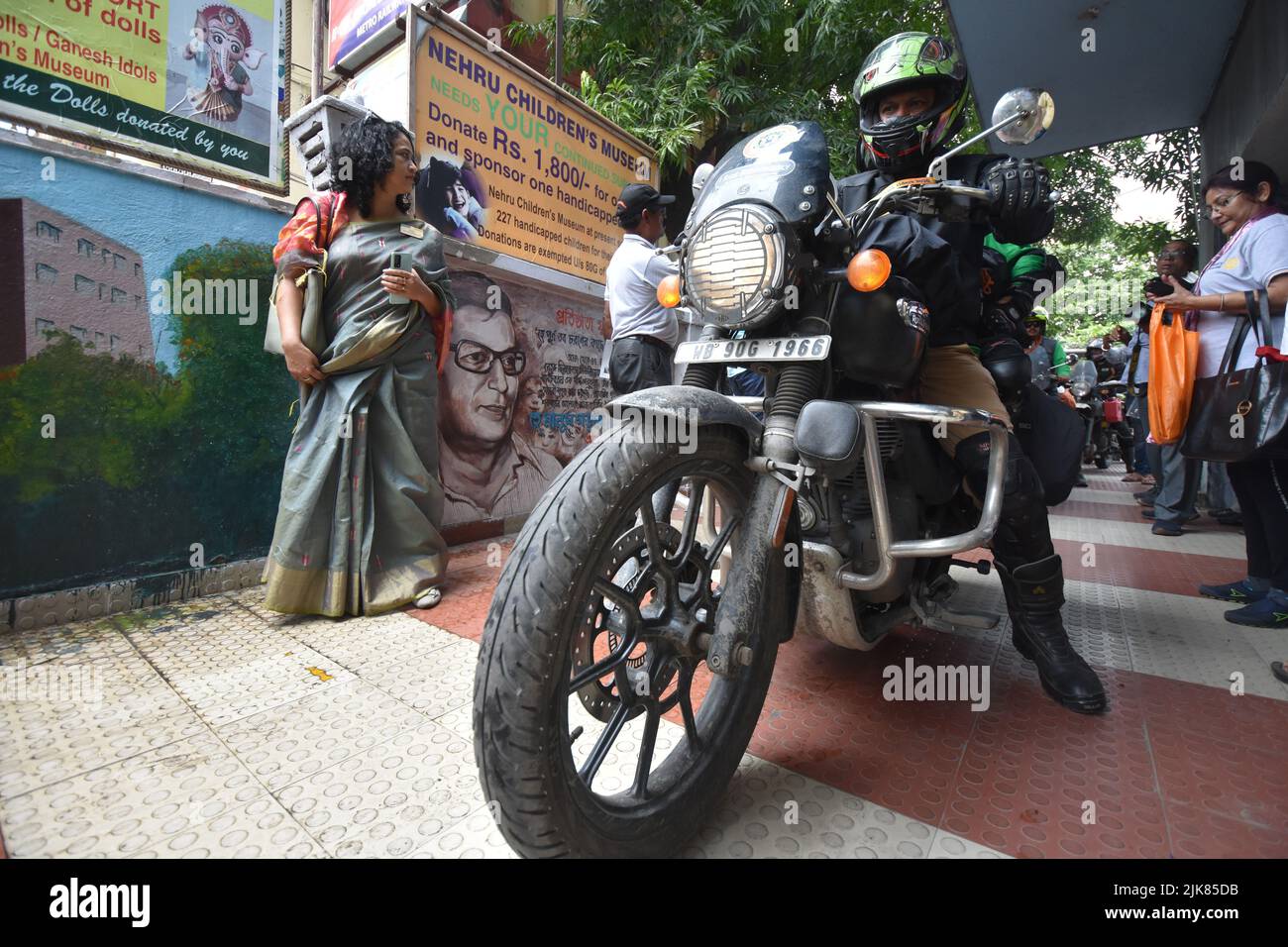 31 luglio 2022, Kolkata, Bengala Occidentale, India: 'Agar Theke Pahare' - un raduno di bici e auto Indo-Bangladesh e spedizione di alpinismo da Gangasagar a Mt. Yunam (20.000ft) a Lahaul e Spiti, Himachal Pradesh via Kolkata, Bandel, Dhanbad, Varanasi, Agra, Delhi, Bilaspur, Manali, Gispa e Bharatpur su strada che copre più di 2500 km, con acqua Santa di Baia di Bengala e bandiera dell'India, per raggiungere alla vetta il 15th agosto, 2022 in occasione della Giornata dell'Indipendenza 75th di India.An un'altra squadra del Bangladesh è prevista per unirsi da Delhi con l'acqua Santa di Baia di Bengala da Chitta Foto Stock