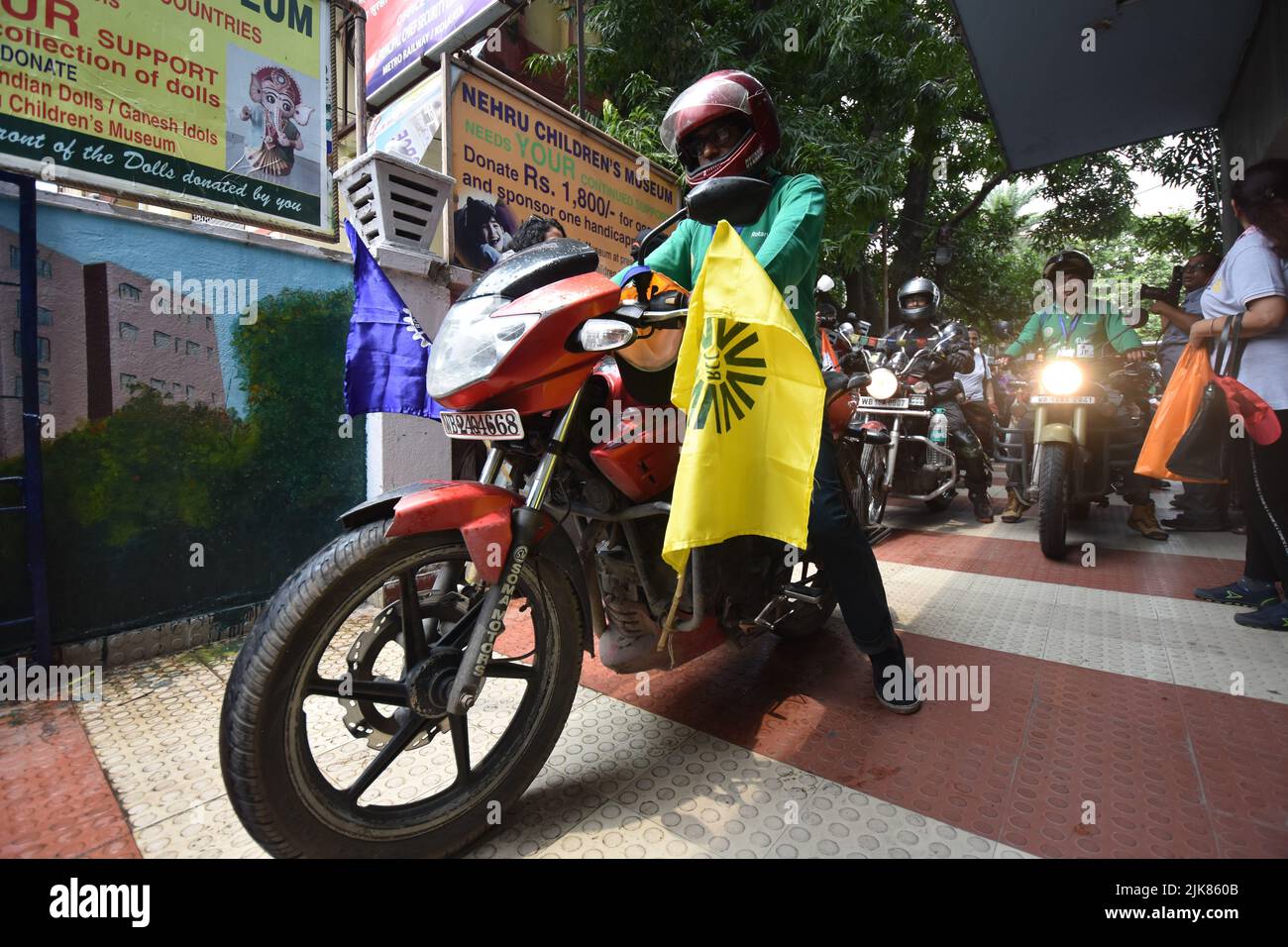 31 luglio 2022, Kolkata, Bengala Occidentale, India: 'Agar Theke Pahare' - un raduno di bici e auto Indo-Bangladesh e spedizione di alpinismo da Gangasagar a Mt. Yunam (20.000ft) a Lahaul e Spiti, Himachal Pradesh via Kolkata, Bandel, Dhanbad, Varanasi, Agra, Delhi, Bilaspur, Manali, Gispa e Bharatpur su strada che copre più di 2500 km, con acqua Santa di Baia di Bengala e bandiera dell'India, per raggiungere alla vetta il 15th agosto, 2022 in occasione della Giornata dell'Indipendenza 75th di India.An un'altra squadra del Bangladesh è prevista per unirsi da Delhi con l'acqua Santa di Baia di Bengala da Chitta Foto Stock
