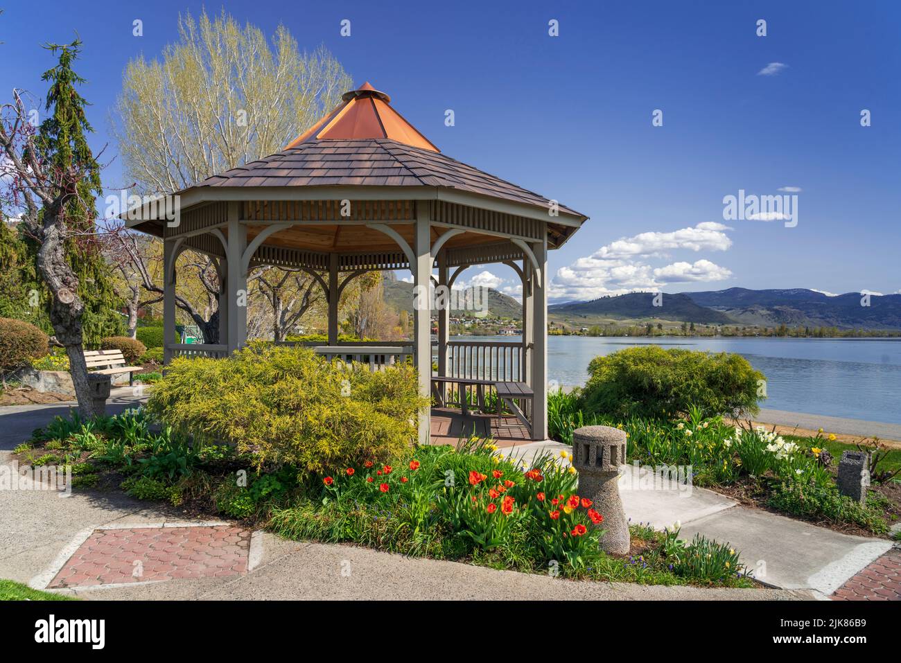 Un gazebo con fiori primaverili sul lago, Osoyoos Lake, British Columbia, Canada. Foto Stock