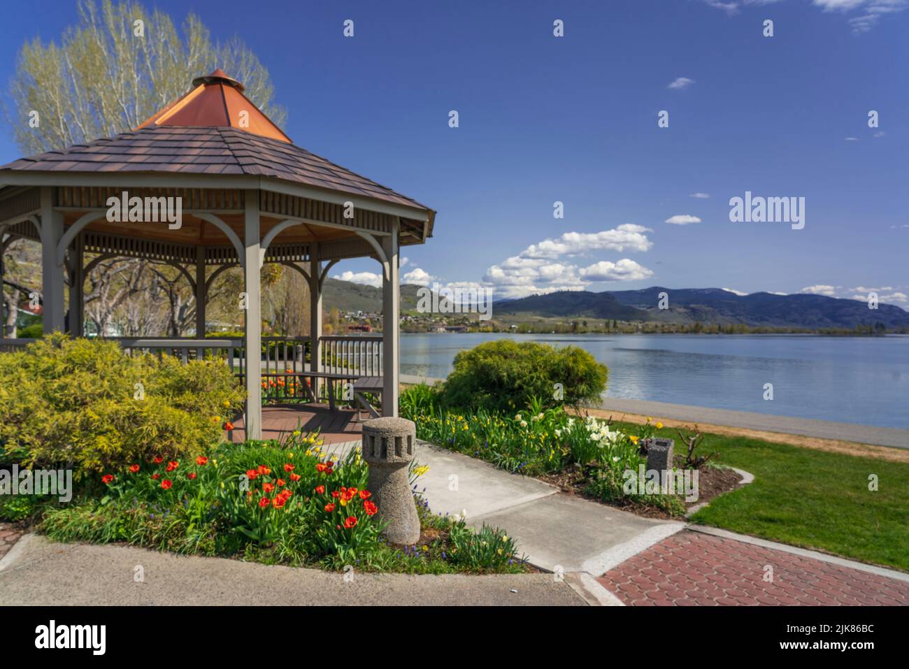 Un gazebo con fiori primaverili sul lago, Osoyoos Lake, British Columbia, Canada. Foto Stock