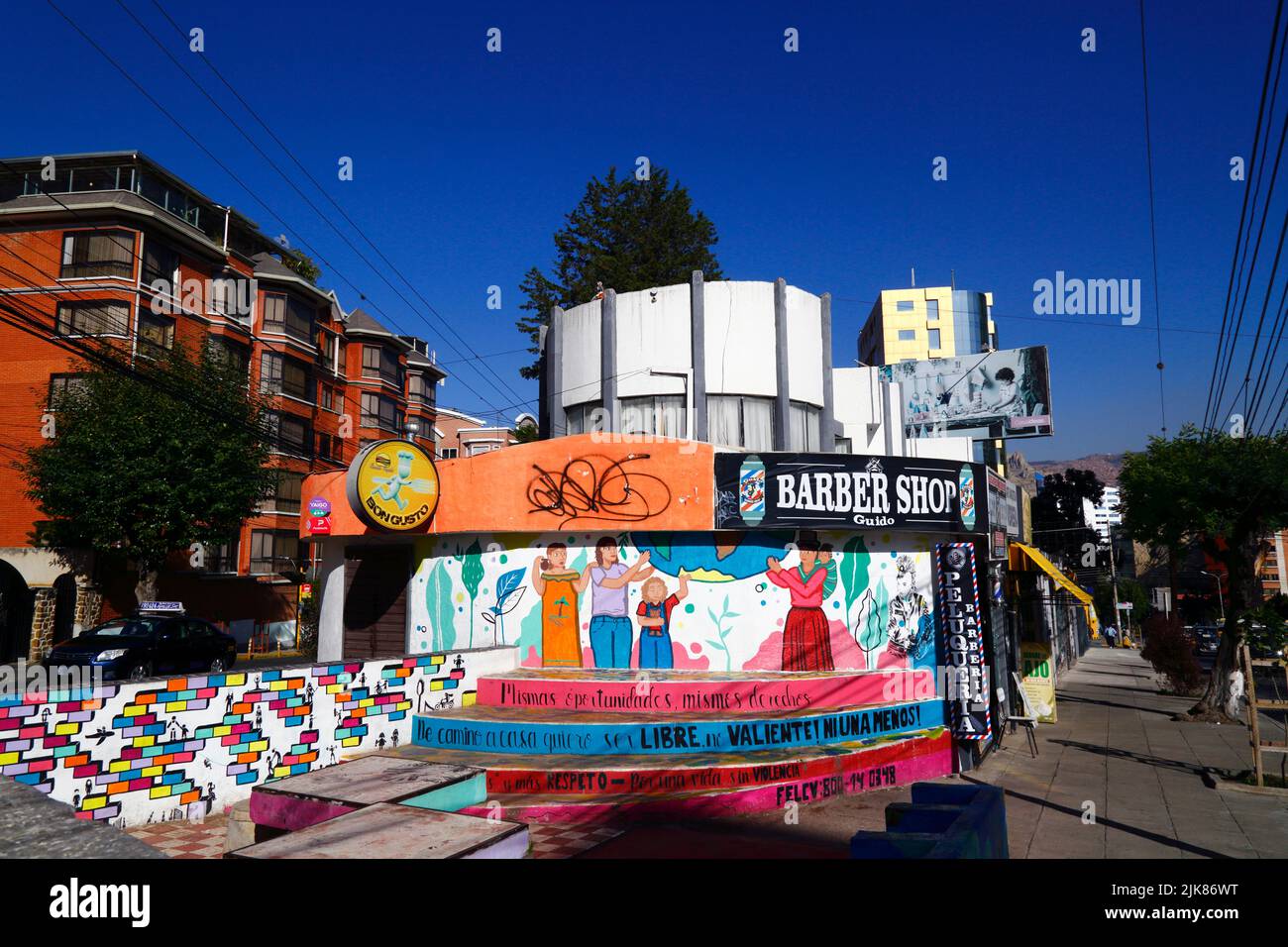 29th giugno 2022, Av Ballivian, Calacoto, la Paz, Bolivia. Murale sul muro di un barbiere nel quartiere zona sur di la Paz dipinto da gruppi femministi che chiedono pari opportunità e diritti per le donne, e protestano contro la violenza domestica e la violenza contro le donne. Foto Stock